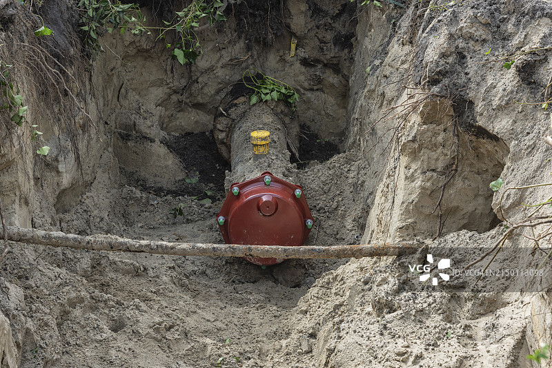 用螺栓和螺钉连接的橙色钢制阀门图片素材