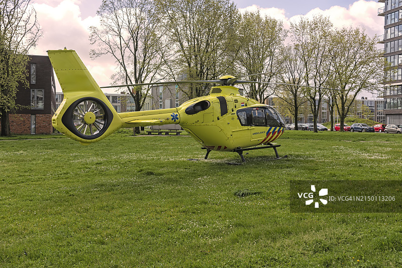 黄色救护直升机降落在草坪上图片素材