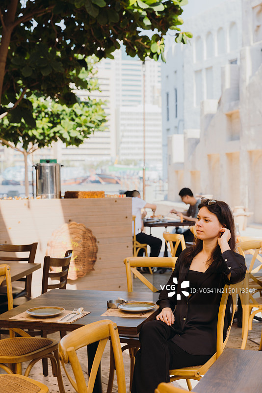 女士在迪拜老城等晚餐图片素材