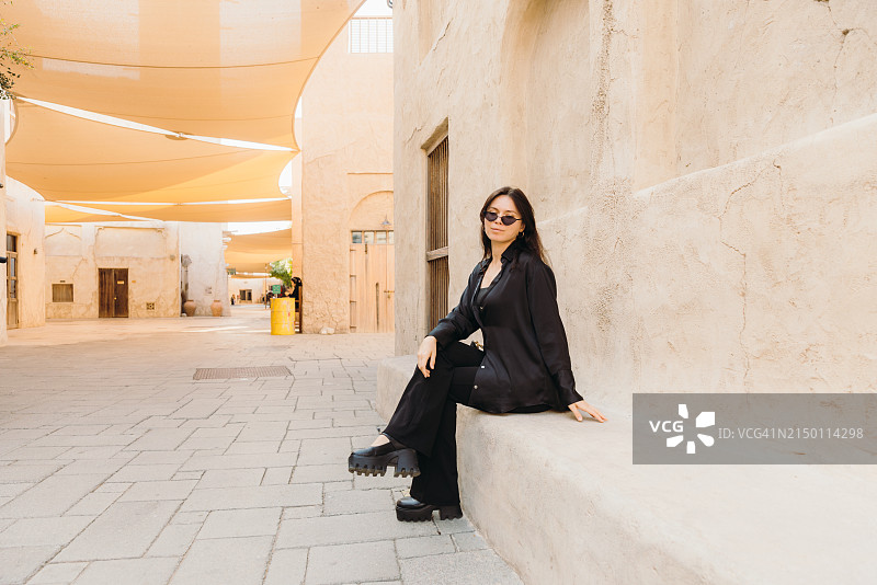 英俊的女企业家在迪拜老城喝咖啡图片素材