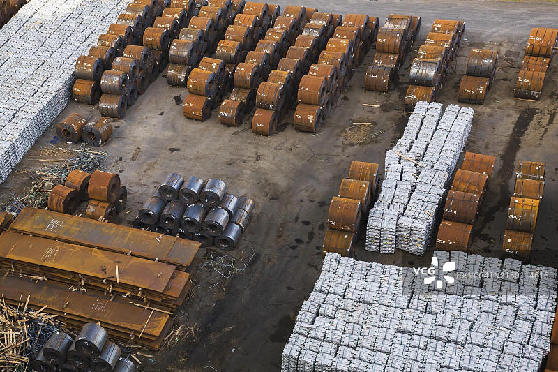 意大利萨莱诺港口铝锭和扁钢卷的俯视图，等待装运图片素材