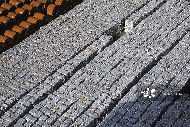 意大利萨莱诺港口铝锭和扁钢卷的俯视图，等待装运图片素材