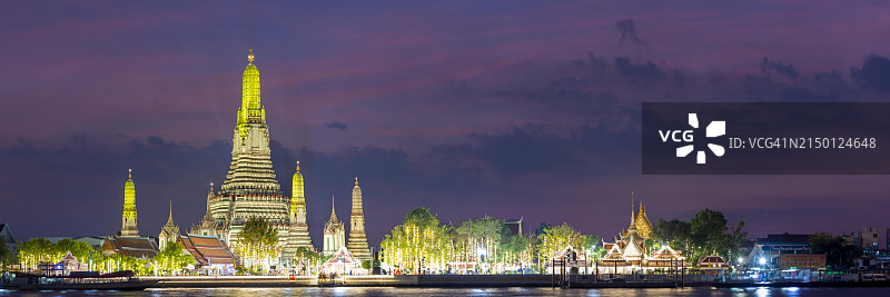 新年除夕夜泰国曼谷黎明寺的节日灯光图片素材