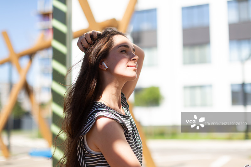 在户外享受阳光的年轻微笑者图片素材