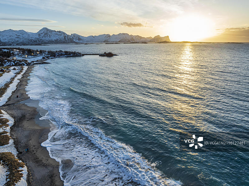 挪威特罗姆斯郡塞尼亚岛海滩和日落海景航拍图片素材