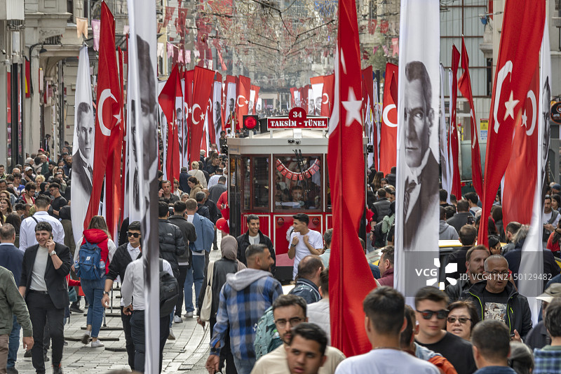 土耳其伊斯坦布尔贝伊奥卢区著名的独立大街图片素材