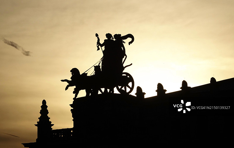 德国萨克森州德累斯顿森珀歌剧院的豹子四轮马车图片素材