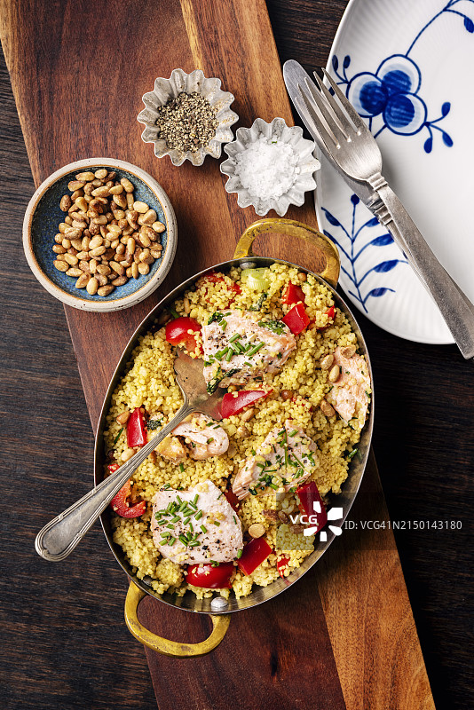 三文鱼配北非小米、红辣椒和松子图片素材