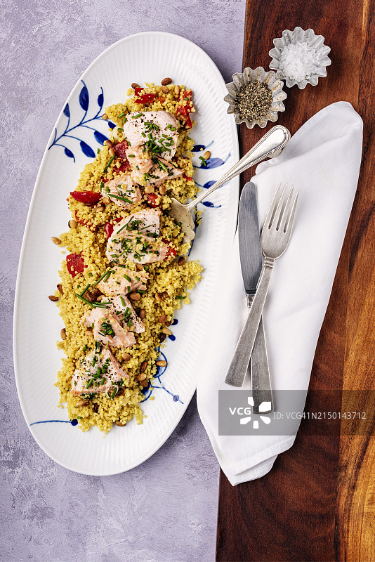 鲑鱼配古斯米红椒牛油果图片素材