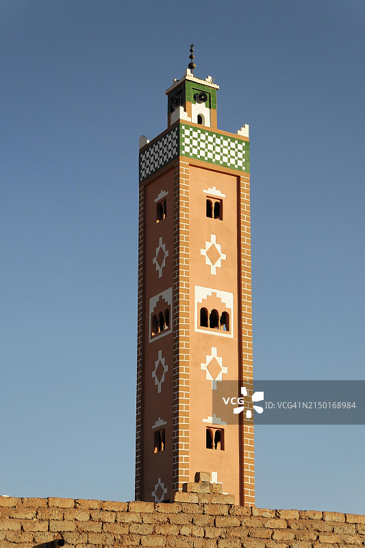 阿伊特·本·哈杜，清澈蓝天下清真寺的尖塔，摩洛哥南部阿特拉斯山脉，非洲图片素材