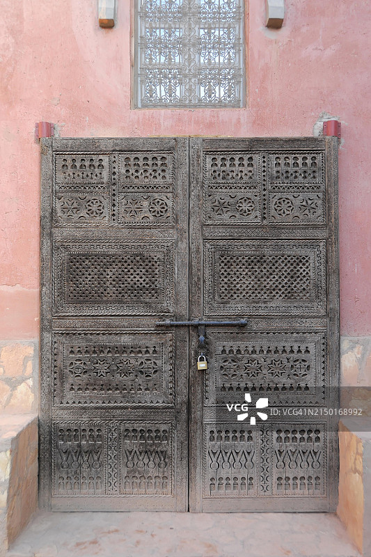 阿伊特·本哈杜，带有精细雕刻和复杂图案的大型传统木门，南部高阿特拉斯山脉，摩洛哥，非洲图片素材
