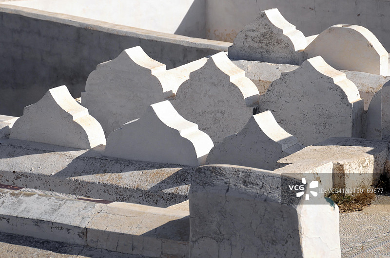 摩洛哥北部梅克内斯墓地：光影下的弧形墓碑图片素材