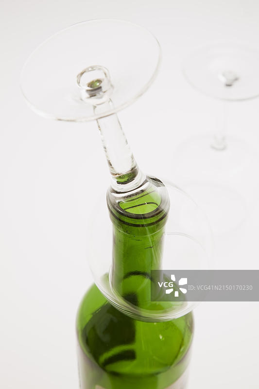 倒置的酒杯和空红酒瓶，魁北克工作室图片素材