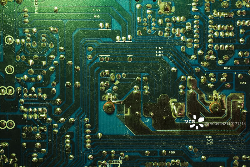 绿色电子计算机电路板特写，银焊点和线条，工作室构图，加拿大魁北克图片素材