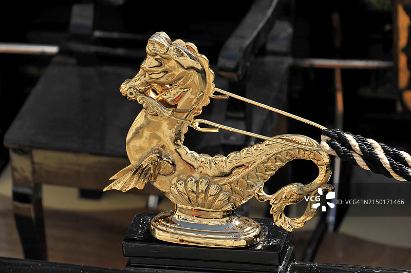 威尼斯贡多拉上的金色海马雕塑特写图片素材