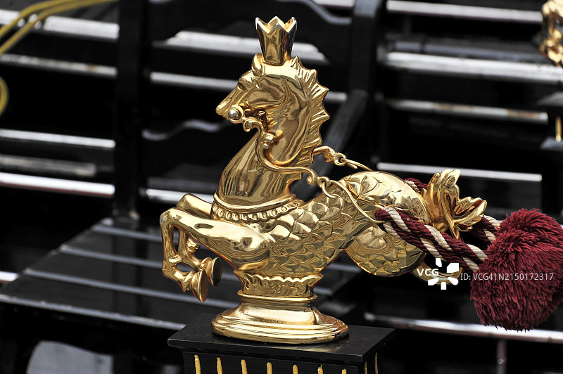 金色骏马雕塑皇家特征红流苏图片素材