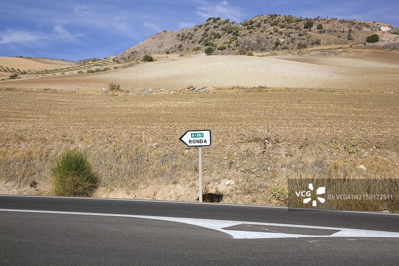 通往西班牙龙达的沥青路和路标图片素材