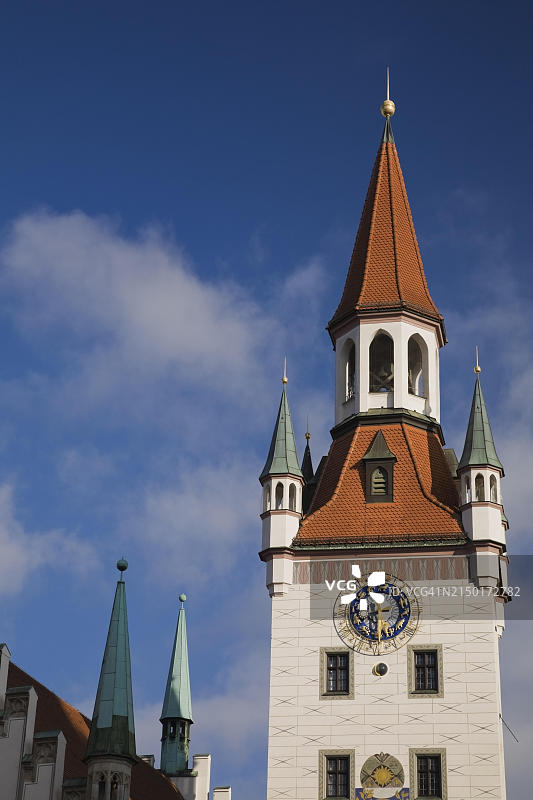 慕尼黑老市政厅的钟楼和传统赤陶瓦屋顶图片素材
