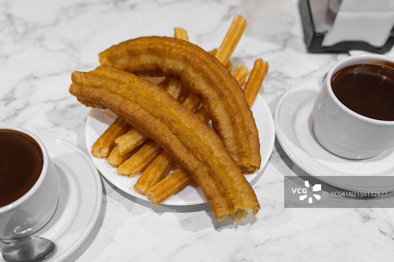搭配热巧克力的西班牙油条，西班牙马德里图片素材