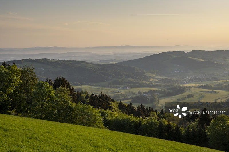 奥地利下奥州莫斯特维尔特地区普兰肯施泰因城堡附近的哈贝茨山日出图片素材