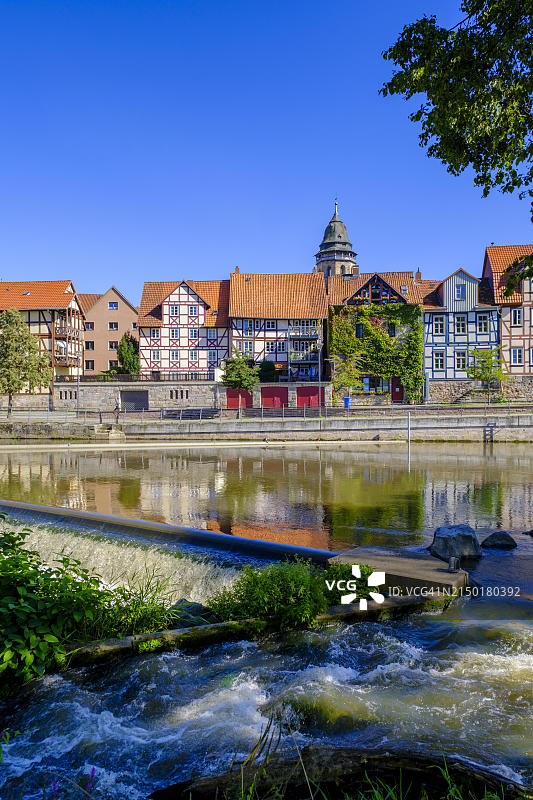 富尔达河畔的半木结构房屋,位于德国下萨克森州汉诺威施明登图片素材