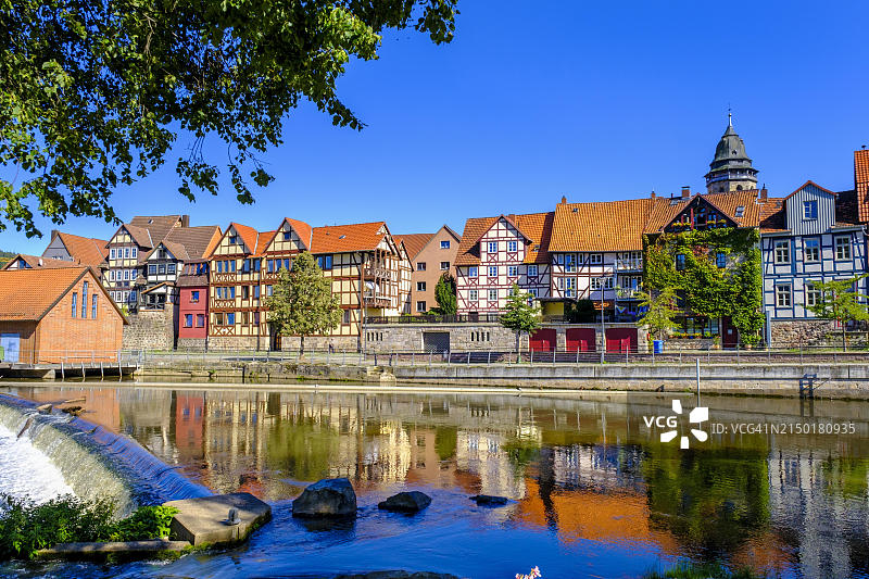 富尔达河畔的半木结构房屋，位于德国下萨克森州汉诺威施明登图片素材