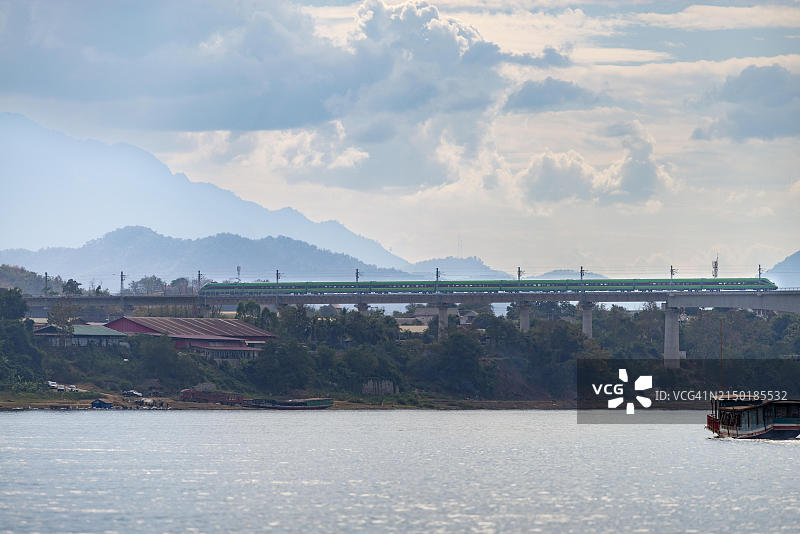 中国-老挝铁路湄公河大桥，位于老挝琅勃拉邦省琅勃拉邦附近图片素材