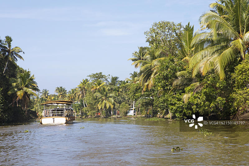 印度喀拉拉邦运河上的传统希卡拉船图片素材