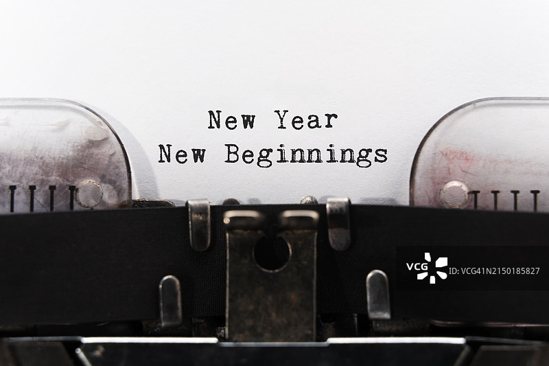 复古打字机：新年新开始图片素材