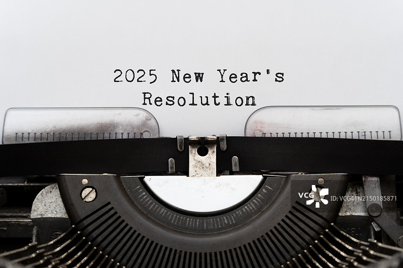 2025年新年决心文字与老式打字机图片素材