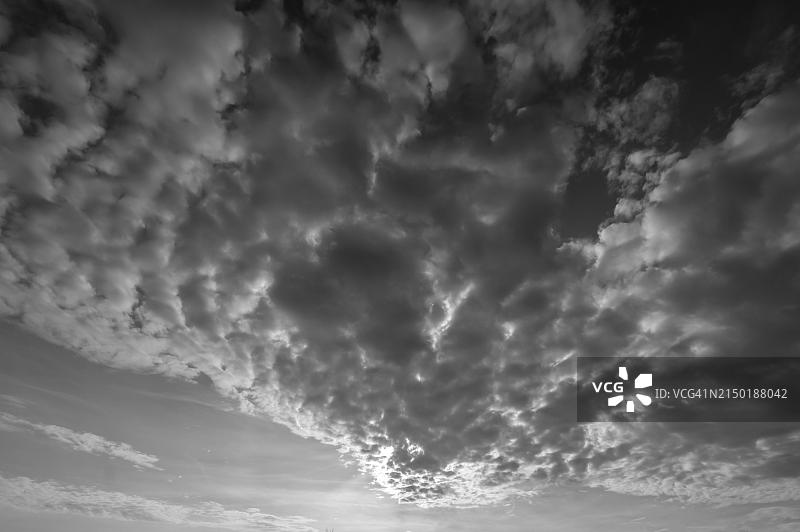 德国梅克伦堡-前波莫瑞州的云层后的太阳图片素材