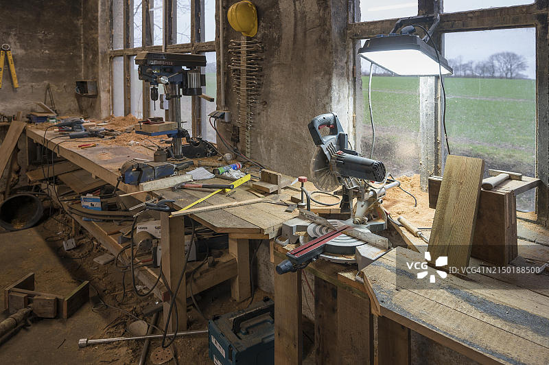 德国梅克伦堡-前波莫瑞州车间里的带钻架和圆锯的工作台图片素材