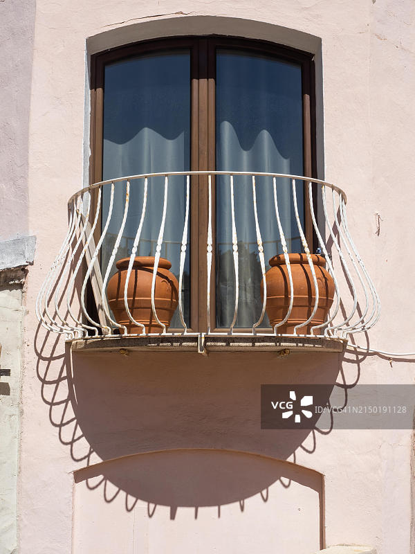 意大利撒丁岛切尔沃港的阴凉小阳台图片素材