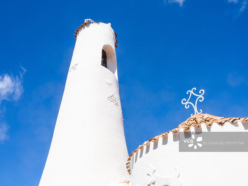 意大利撒丁岛切尔沃港斯特拉马里斯教堂塔楼图片素材