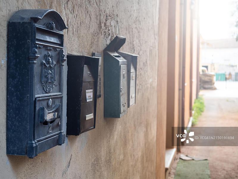 房子墙上的邮箱，奥尔比亚，意大利图片素材