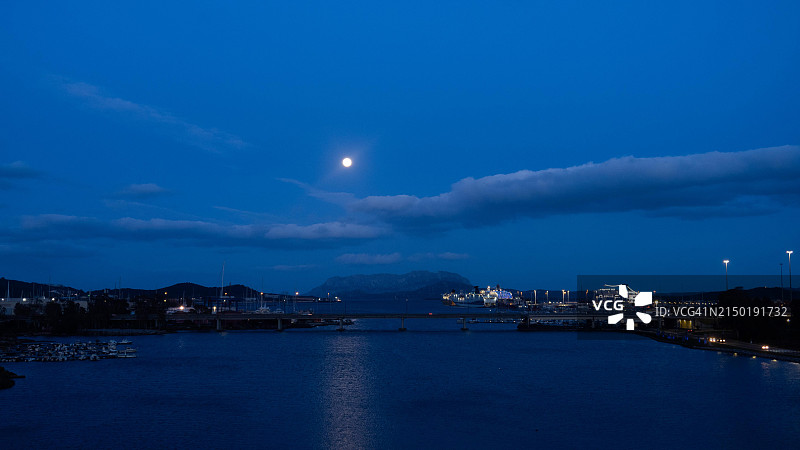 意大利撒丁岛奥尔比亚港口上空的满月图片素材