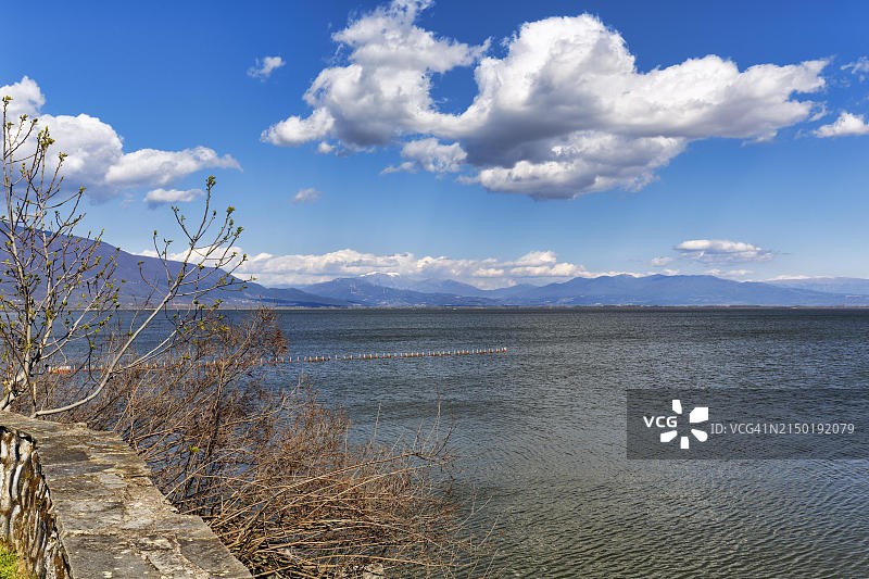 希腊中部马其顿地区雪山前的凯尔基尼湖春景图片素材