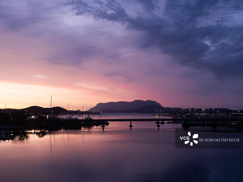 意大利撒丁岛奥尔比亚港的日出图片素材