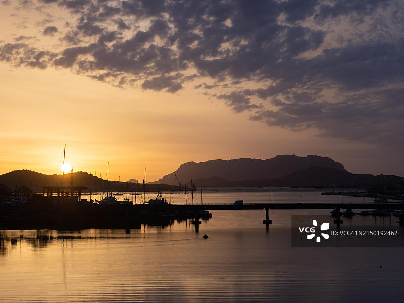 日出时分的黎明，奥尔比亚，撒丁岛，意大利，欧洲全景照片图片素材