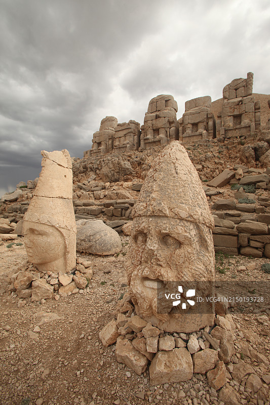 西露台：阿波罗/密特拉/赫利俄斯/赫尔墨斯头像（左）与宙斯·奥罗马斯德斯雕像图片素材