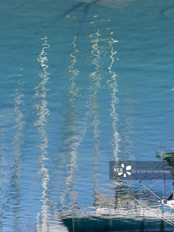 reflection of sail boat masts in the water, Alghero, Sardinia, Italy, Europe图片素材