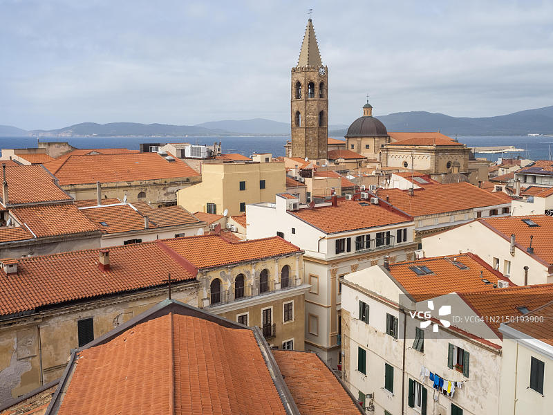 阿尔盖罗老城区的屋顶和圣玛利亚大教堂（从圣弗朗西斯科教堂塔楼拍摄），意大利撒丁岛图片素材