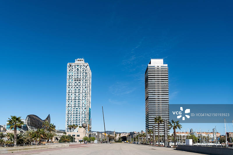 西班牙巴塞罗那奥林匹克港的高层建筑图片素材