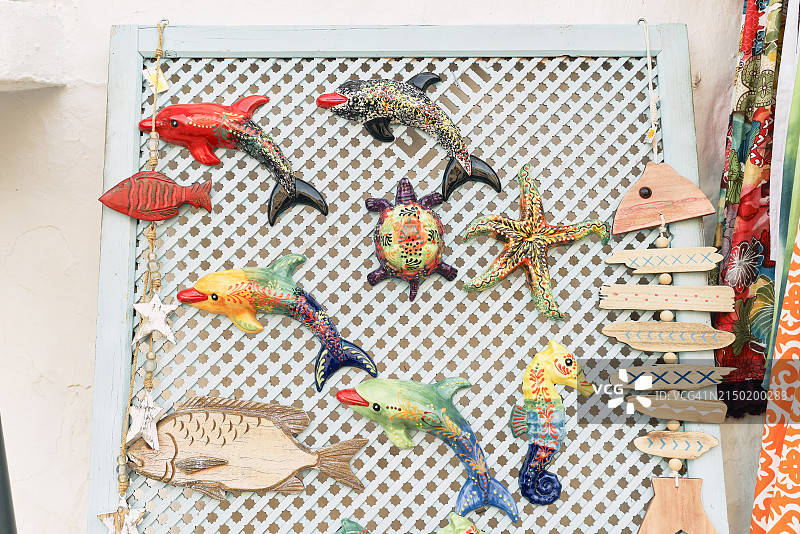 房屋墙壁上的一组装饰鱼特写正面图图片素材