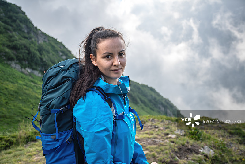 在高山上的背着背包的女游客图片素材