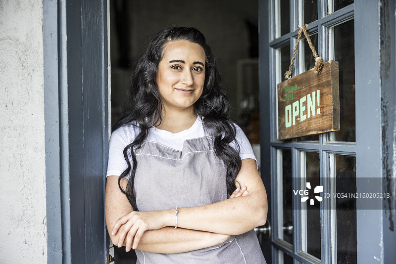 站在门口的女小企业主肖像图片素材