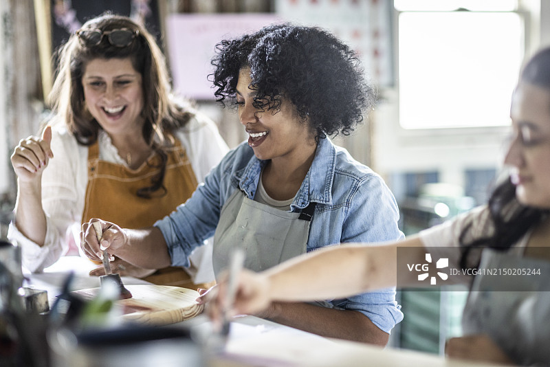 女艺术教师与学生们谈笑风生图片素材