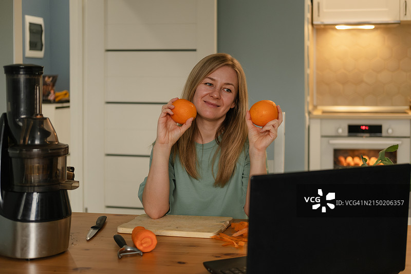 女营养师用笔记本电脑进行视频咨询图片素材