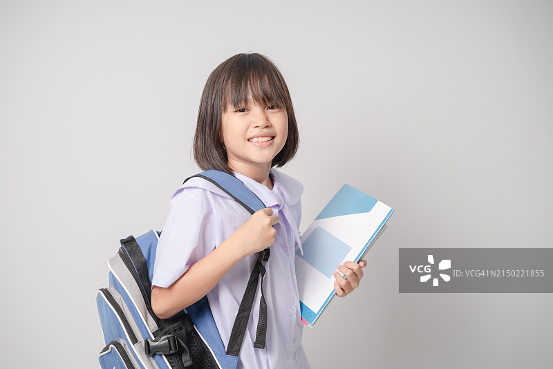 穿着校服的女孩抱着书图片素材