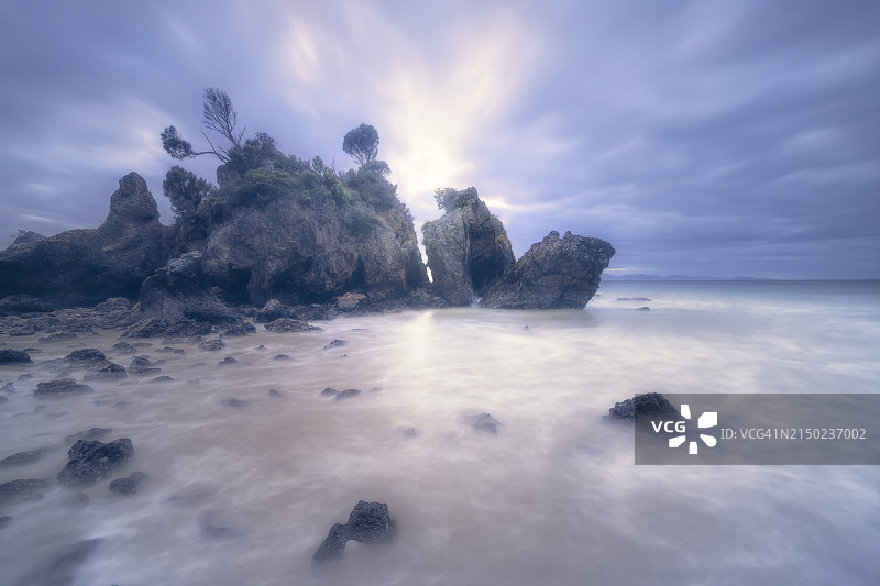 澳大利亚维多利亚州黎明时分的壮观岩石海岸线图片素材